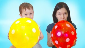 Малыш и мама играют с шариками и учат цвета #детскиевидео #длядетей