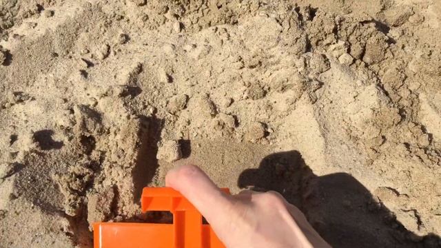 Детские строительные машинки. Самосвал возит песок, экскаватор капает, каток делает дорогу