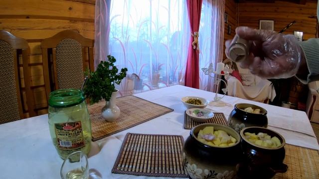 Курица в горшочке с картошкой в духовке