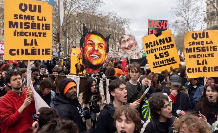 В огне и дыму: протестовать на улицы французских городов вышли полмиллиона человек