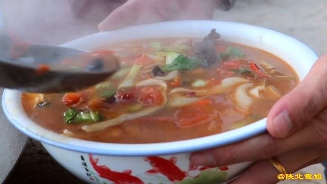 【陕北霞姐】霞姐独家陕北“烩粉汤”＋烙饼，农家做法猛香了，一大盆都不够吃！