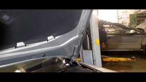 Установка газового упора капота Skoda Fabia 2  Roomster 2