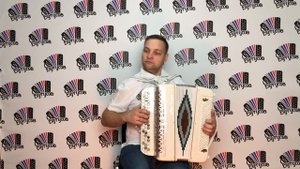 Баянист играет Кадриль на 4-х разных баянах одновременно!