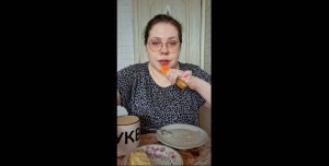 Мукбанг/Красиво жрать не запретишь/Толстая и  раздетая напала на мента