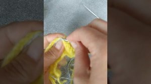 Первый вариант обработки горловины. Поднимаем петли из косички