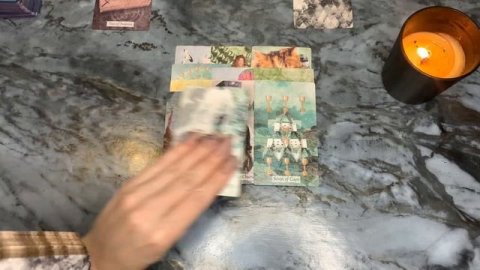 О чем он сейчас думает? #гаданиеонлайн