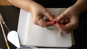 Как сделать ягоды малины из мастики.