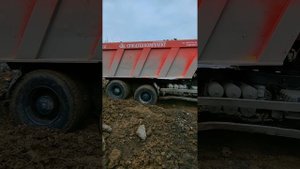 привезли грунт, отсыпаем участок.