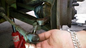 Замена наконечника рулевой тяги Daewoo Matiz, проварачивается палец с гайкой, что делать