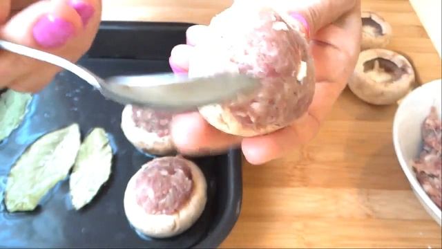 Рецепт Шампиньоны фаршированные мясом и запеченные в духовке. Кулинария Mushrooms stuffed with meat