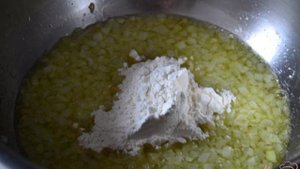 Сливочный суп с баклажанами, грибами и нутом