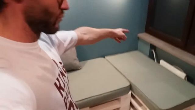Угловой диванчик из поддонов на балкон от мастерской KingPallet. Диван из поддонов с матрасом