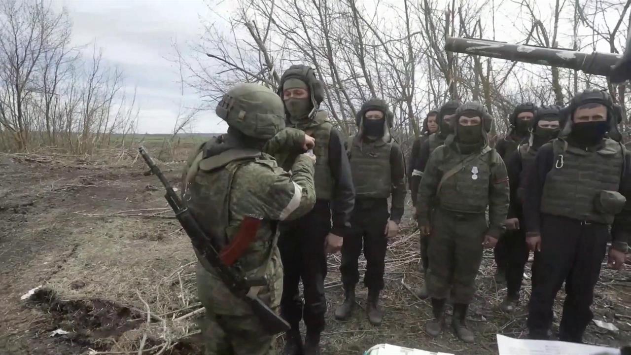 Российских бойцов прямо на передовой наградили за героизм, проявленный в ходе спецоперации