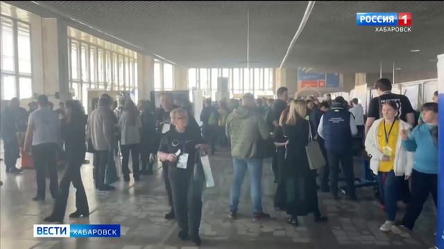 Смотрите в 21:09. Почти 500 юных профессионалов прибыли в Хабаровск на региональный турнир мастеров смотреть онлайн