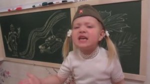 Девочка читает стих про ВОВ