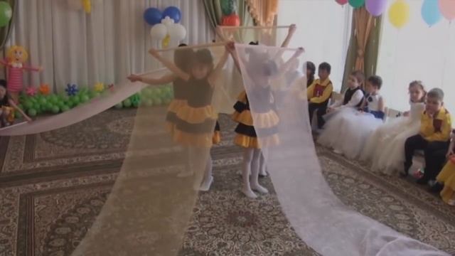 Выпускной утренник в детском саду Танец с полотнами смотреть онлайн