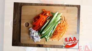 Ролл из лаваша с курицей и овощами
