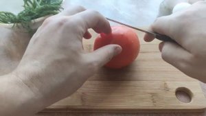 Яичница на сале с помидорами и луком! Вкусный рецепт.