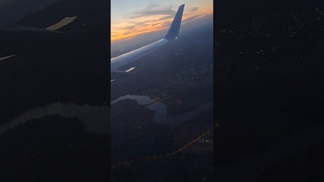 ПОЛЁТ НА САМОЛЕТЕ В ЛУЧАХ ЗАКАТНОГО СОЛНЦА