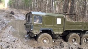 Радиоуправляемые модели устроили гонки по грязи - Грузовик МАН 6х6 и Аксиал Врайт