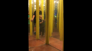 Ребенок в зеркальном лабиринте