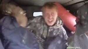 мужики едут в уазе