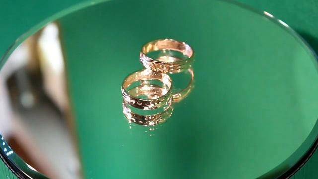 Пара обручальных колец с фактурной графикой смотреть онлайн