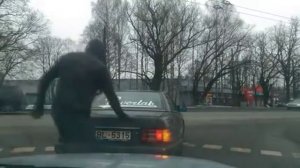 Разборки на дороге – водитель молотком разбил стекло чужой машины в Риге, Латвия