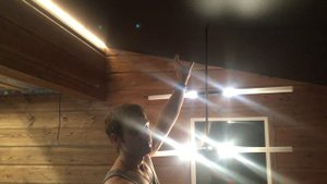 Парящий натяжной потолок и улетная установка люстры.mp4