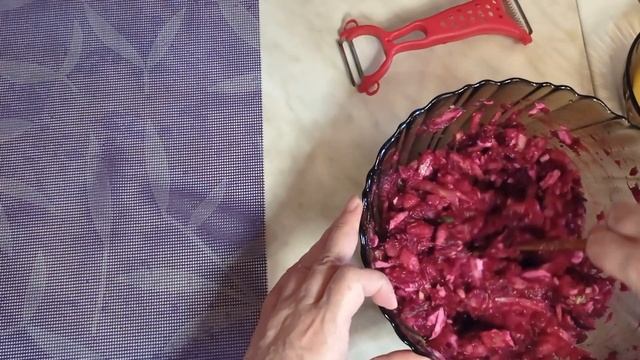 ВПЕРВЫЕ в жизни готовлю и пробую ХОЛОДНИК из свеклы. Очень СТРАННЫЙ рецепт САЛАТА из инстаграм. смотреть онлайн