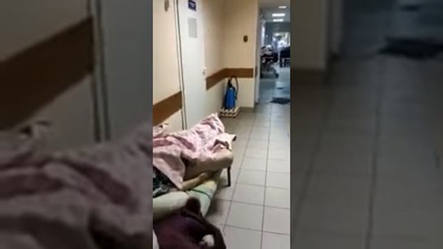 Коридоры томской больницы переполнены короеавирусными пациентами смотреть онлайн