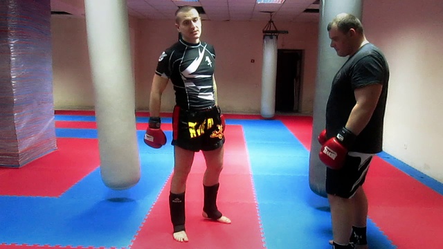 Жесткая комбинация для тайского бокса и единоборств смотреть онлайн