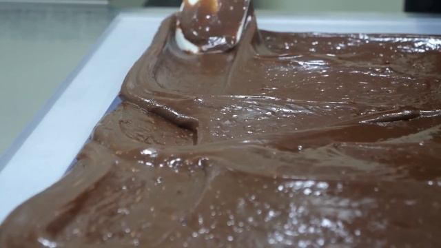 ШОКОЛАД ручной работы?/Изготовление шоколада на фабрике?#шоколад#chocolate#шоколадручнойработы смотреть онлайн