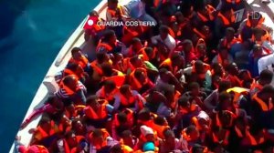 Нелегальные мигранты продолжают прибывать к берегам Европы в переполненных лодках