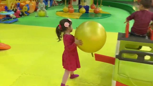 Дети скачут на шарах смотреть онлайн