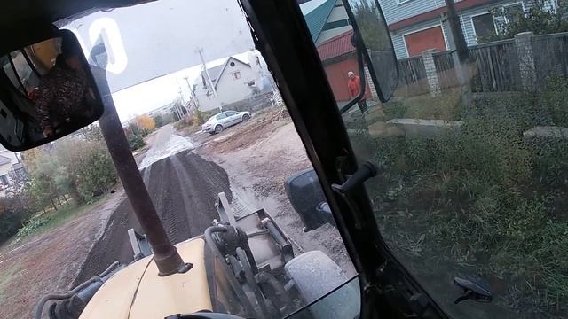 Как быстро и ровно разровнять щебень.Планировка щебня на дороге.