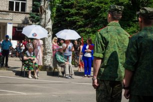 Трогательно до слёз! В Мариуполе провели индивидуальный парад для ветеранов войны.