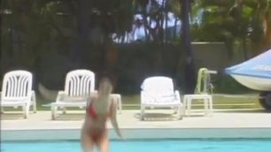 Девушка прыгнула в бассейн