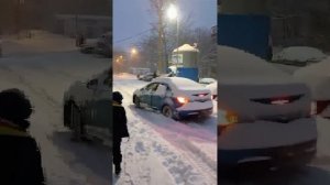 Езда на Мазда три зимой по нечищенному снегу