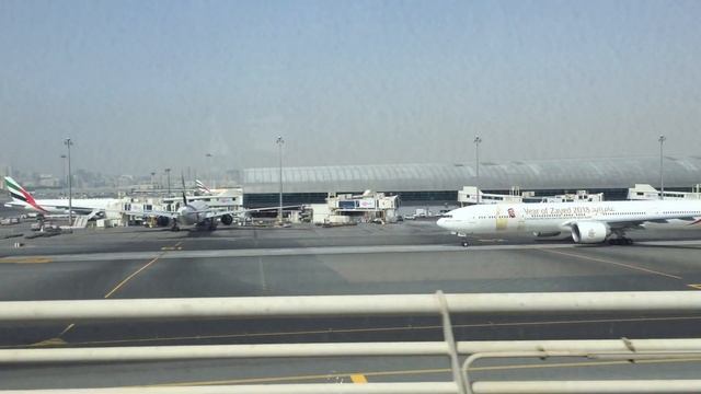 Travelling in Dubai Airport Train Teminal 3 to terminal 1 HD смотреть онлайн