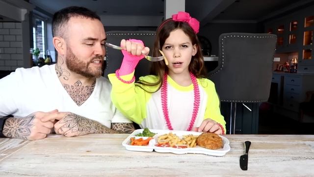 EATING 100 Years of SCHOOL LUNCHES: British Edition!! ?? смотреть онлайн