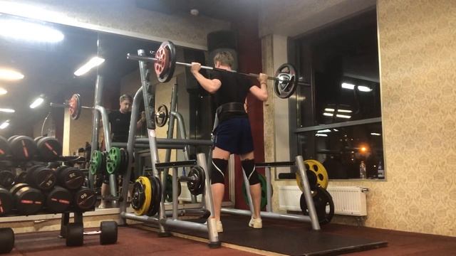 Д1 Присед т/а с паузой в нижней точке (2 сек.) 2*3 70кг смотреть онлайн