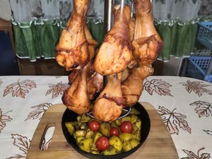 Тандыр жареные голени с картофелем.