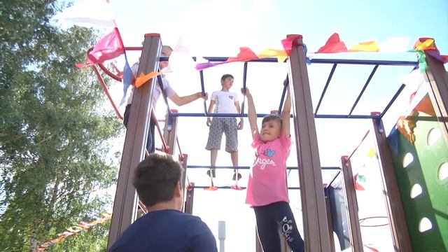 В селе Вислая Дубрава Губкинского округа открыли новую детскую площадку смотреть онлайн