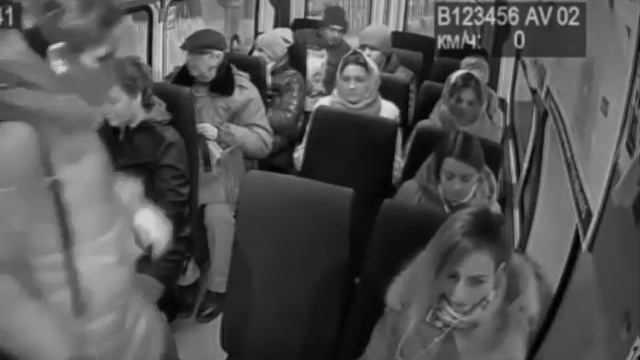 Мужик крысанул ноутбук у мамаши с детьми. Новороссийск 9.12.2020 смотреть онлайн