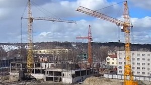 Строительство школы в Медвежьегорске. Работа башенных кранов КБ-503 и SMK -10.200