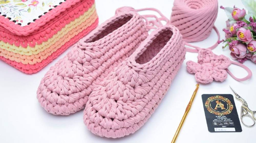 Видео Мастер-класс по вязанию тапочек балеток из трикотажной пряжи смотреть онлайн