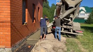 Заливка отмостки вокруг дома