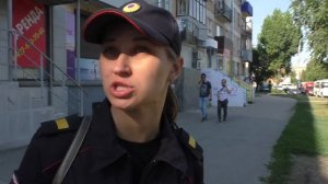 Смешная девушка - полицейский .