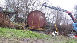 Установка бани-бочки на участке через забор манипулятором в Ленинградской области от пар в бочке